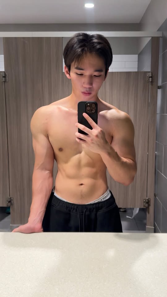 Khoi taking a mirror photo after training